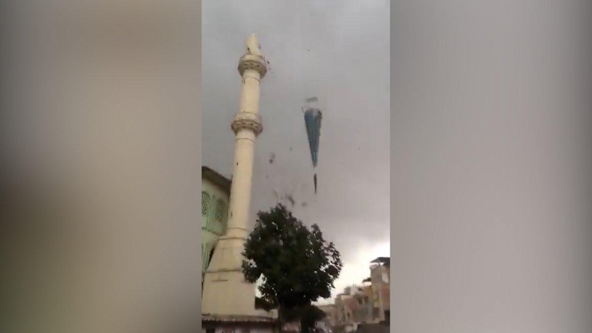 Aydın’da, devrilen minarenin altında kalmaktan saniyeler ile kurtuldular