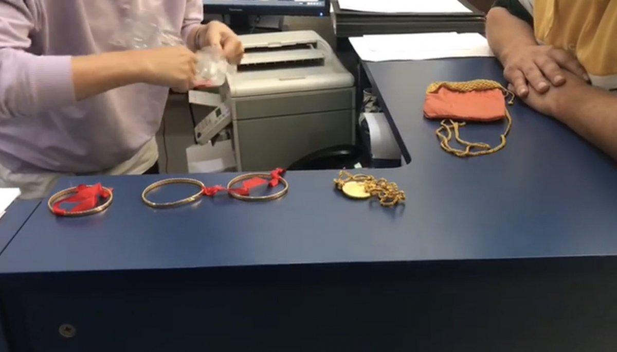 Bayrampaşa'daki taksici, aracında unutulan ziynet eşyalarını teslim etti