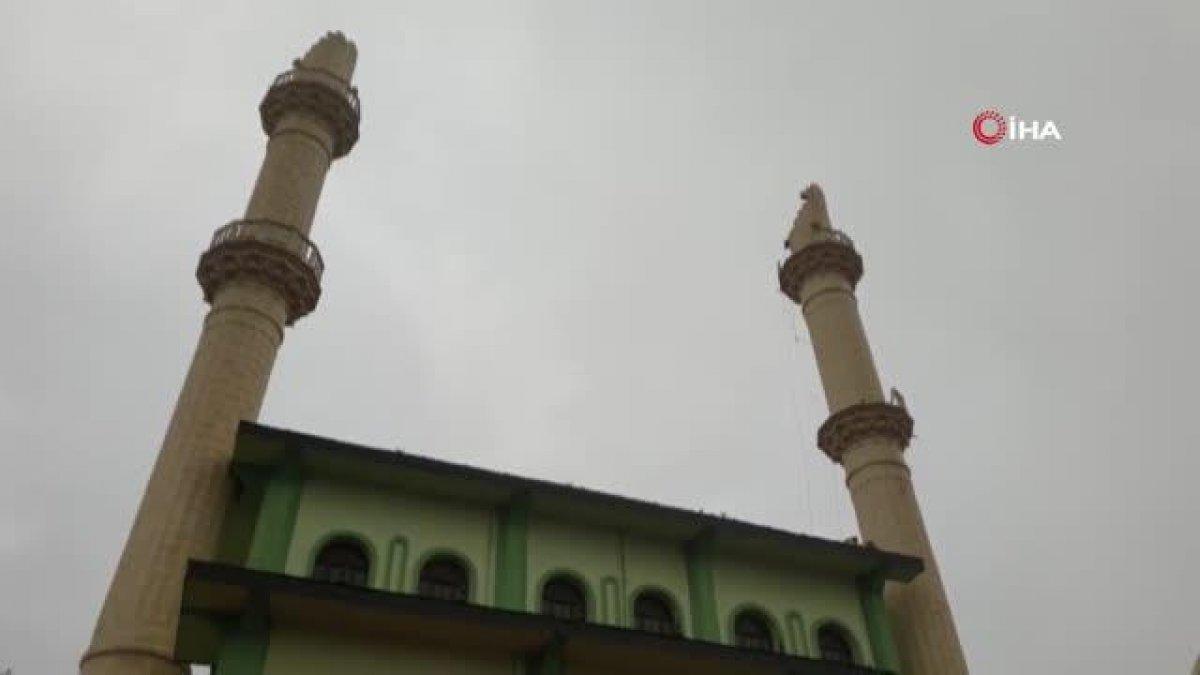 Aydın’da, devrilen minarenin altında kalmaktan saniyeler ile kurtuldular