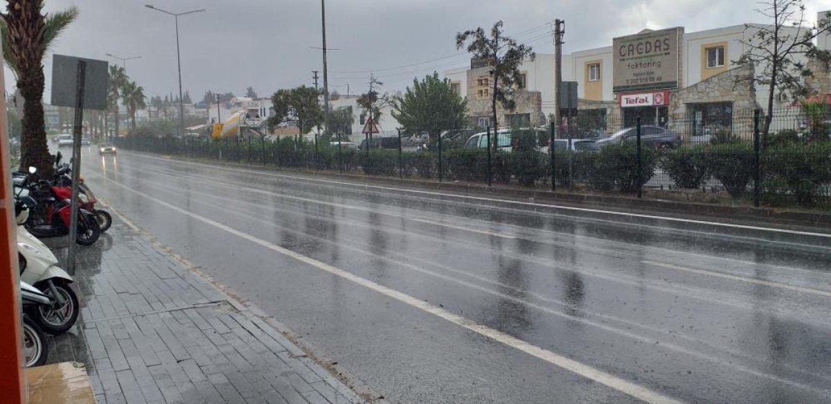 Muğla'da etkili olan yağmurun ardından vatandaşlar zor anlar yaşadı