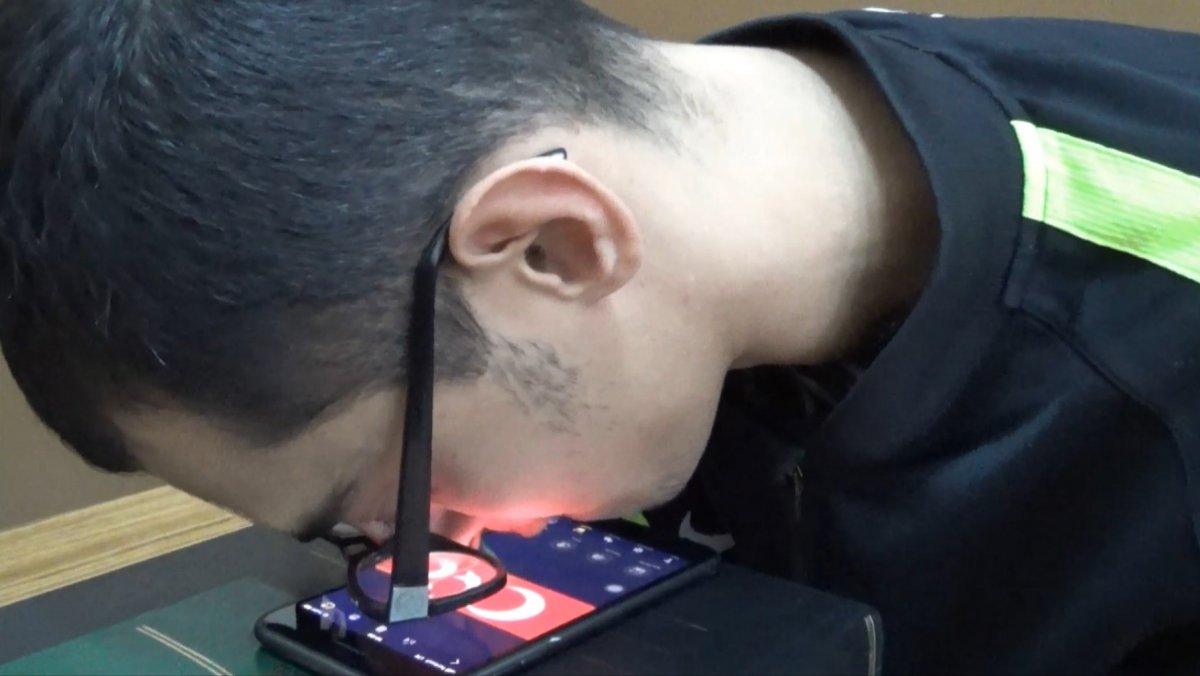 Edirneli serebral palsi hastası Berke, burnu ve ağzı ile 2 üniversite okuyor