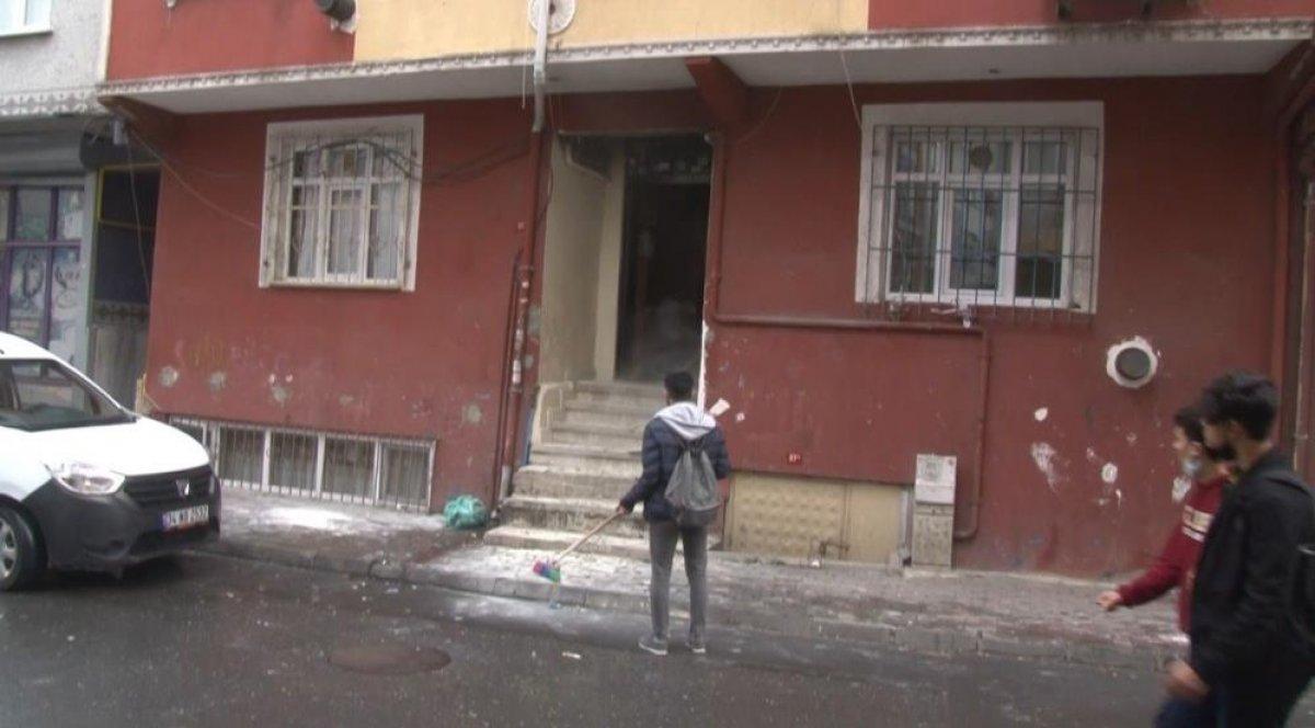 Esenler'de çıkan yangında mahsur kalan aile, çarşafla kurtarıldı