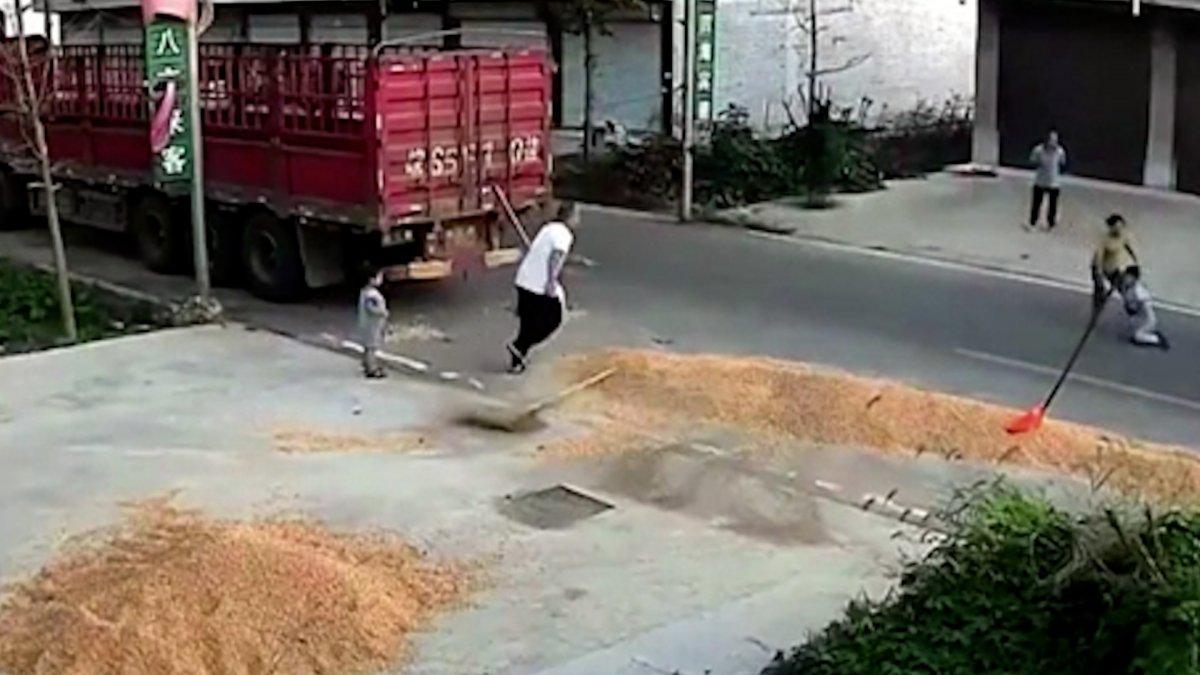 Çin'de biçerdöverin altında kalan çocuk, mucizeyle kurtuldu