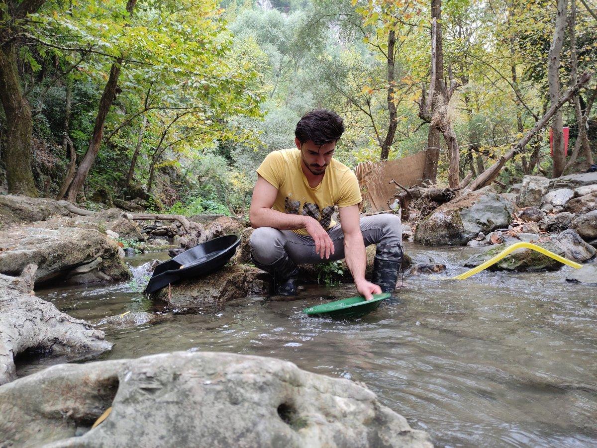 Bursa'daki altın avcıları, akan dereden toprak eleyerek servet biriktiriyor