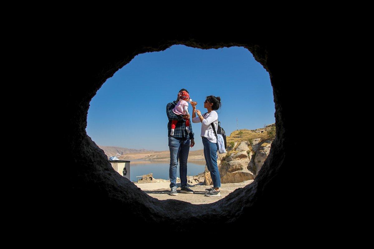 Hasankeyf kazı çalışmalarında Sarya bebek neşe kaynağı oldu