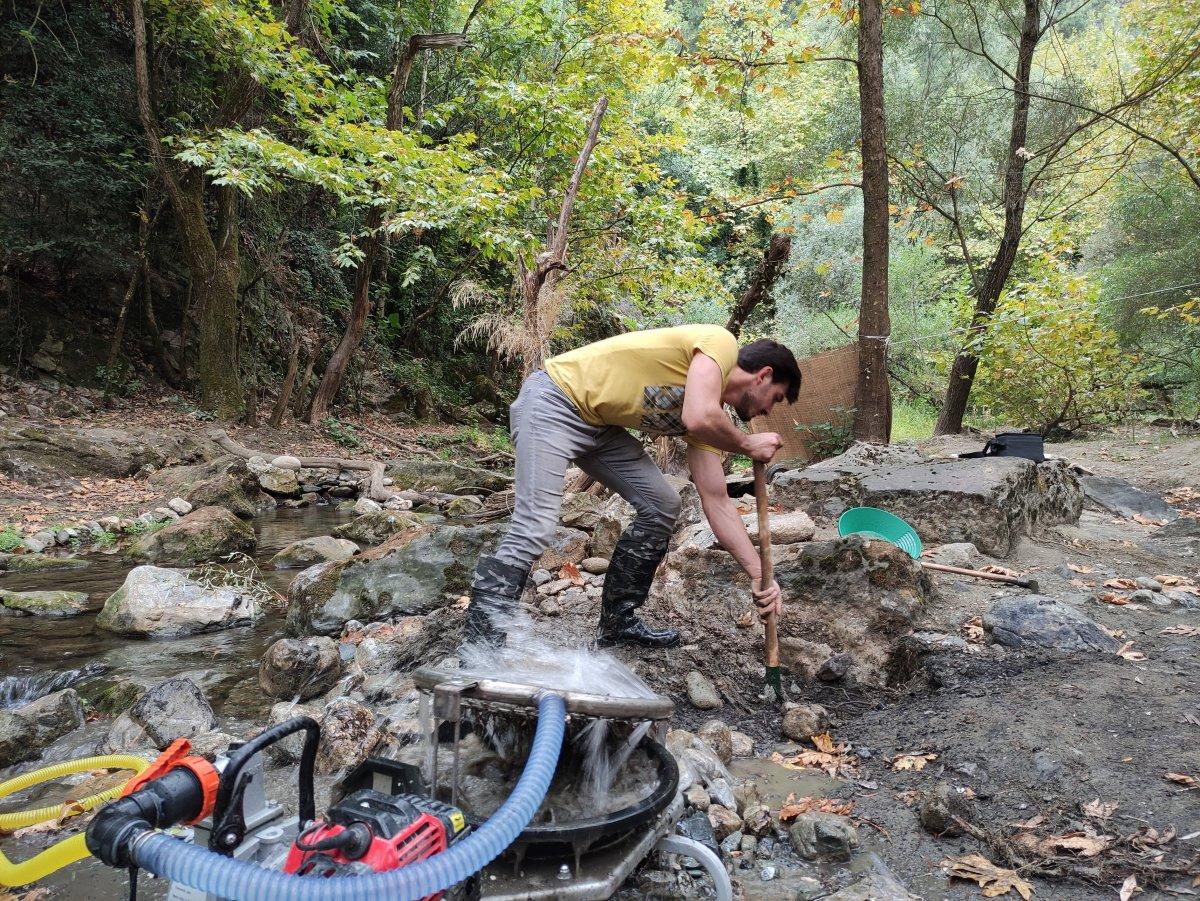 Bursa'daki altın avcıları, akan dereden toprak eleyerek servet biriktiriyor