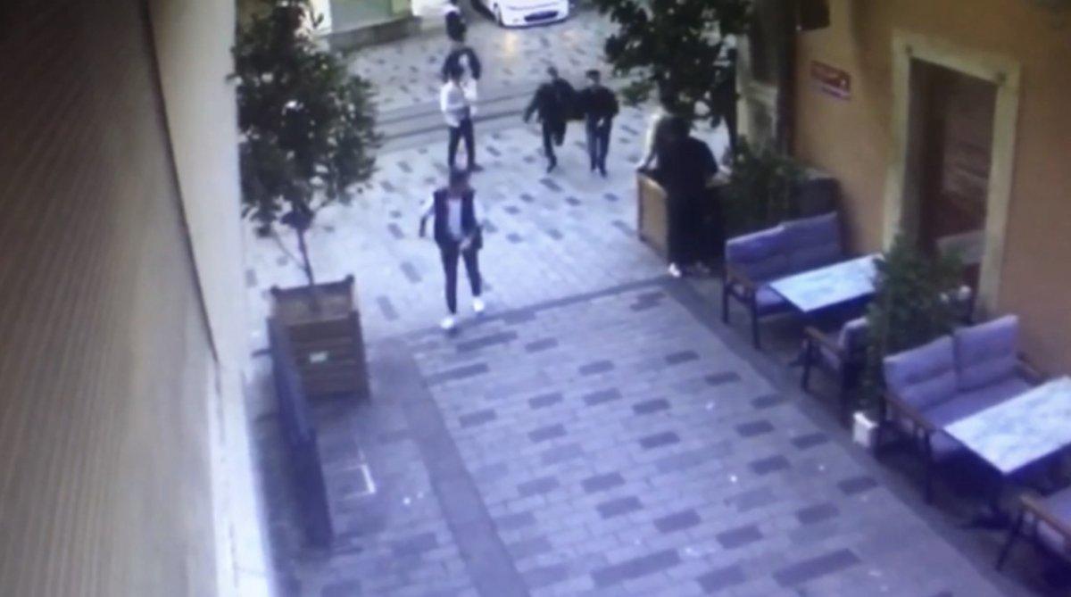Taksim'de gençlere 'yolu açın' diyen turizmci, kalçasından vuruldu