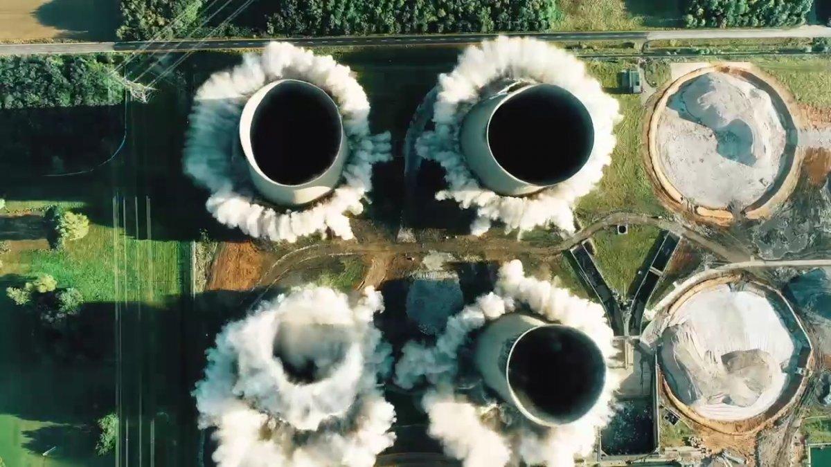 İngiltere'de soğutma kulelerinin yıkılma anı