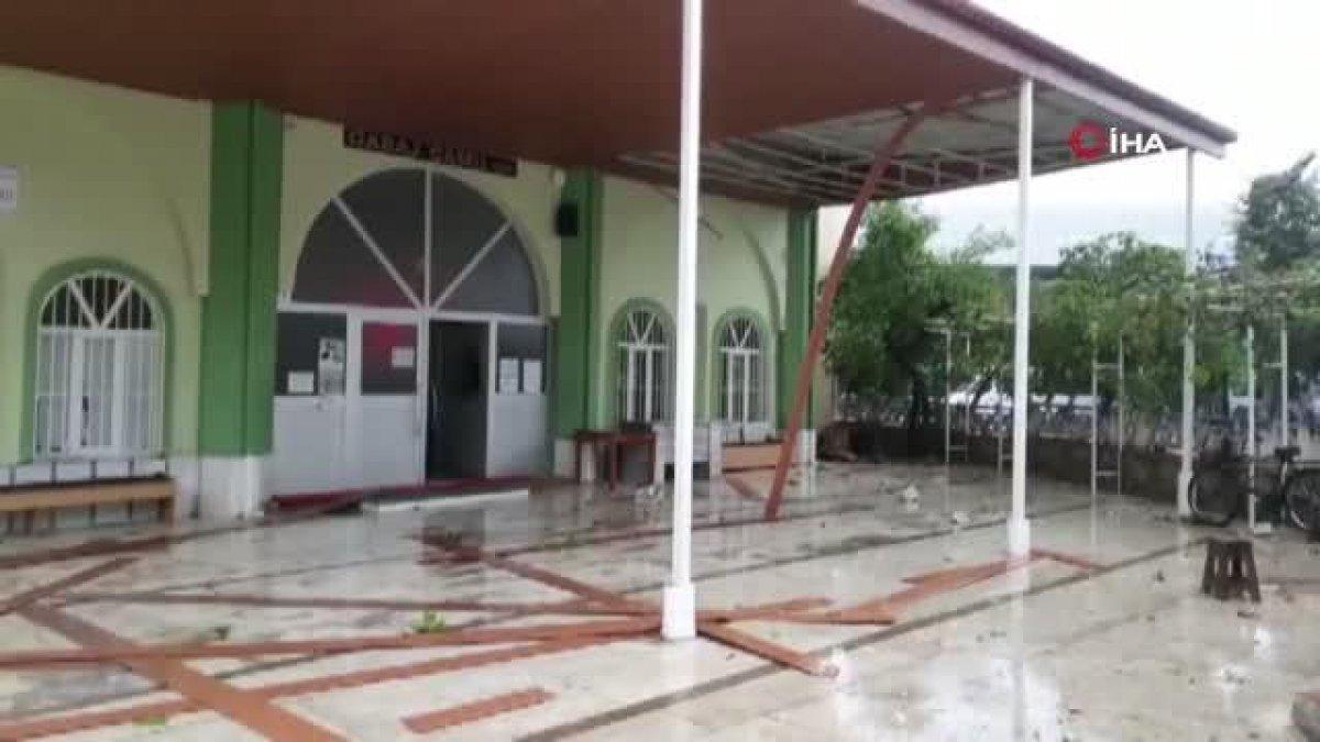 Aydın’da, devrilen minarenin altında kalmaktan saniyeler ile kurtuldular