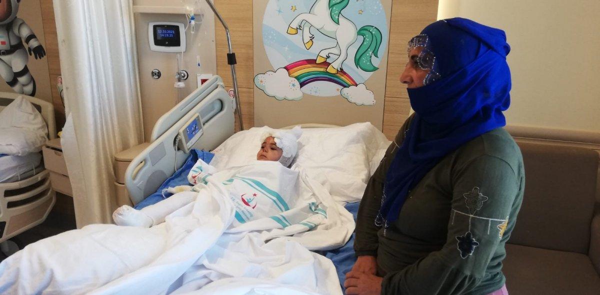 Erzurum’da, tandıra düşen 2 yaşındaki çocuğun vücudu yandı