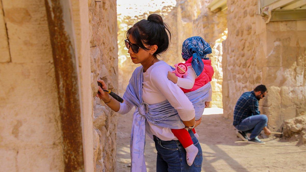 Hasankeyf kazı çalışmalarında Sarya bebek neşe kaynağı oldu