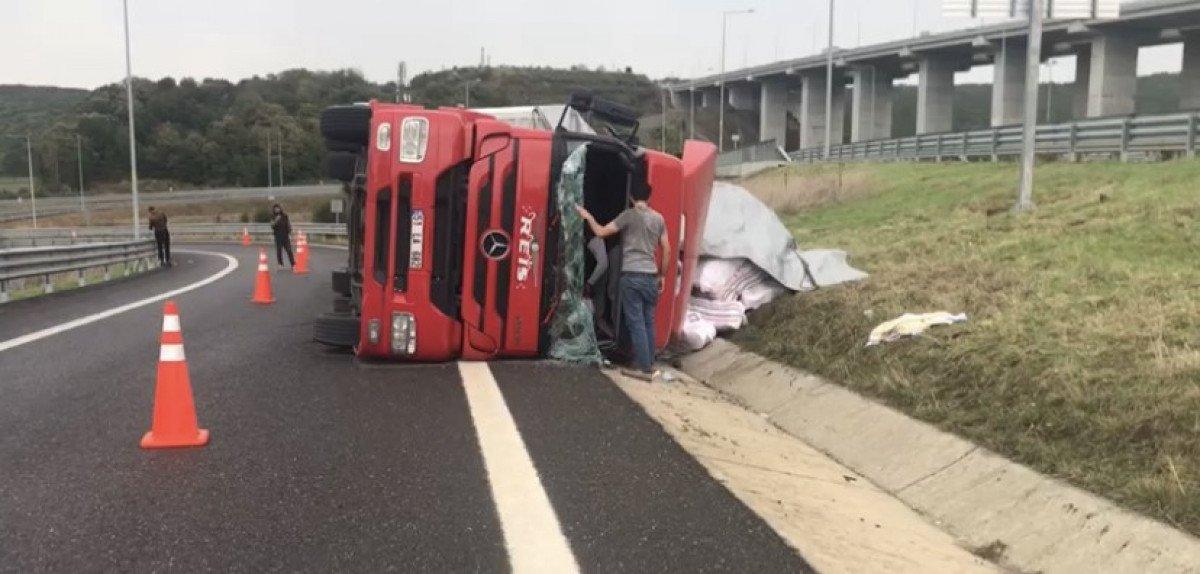 Kuzey Marmara Otoyolu’nda iplik yüklü tır devrildi