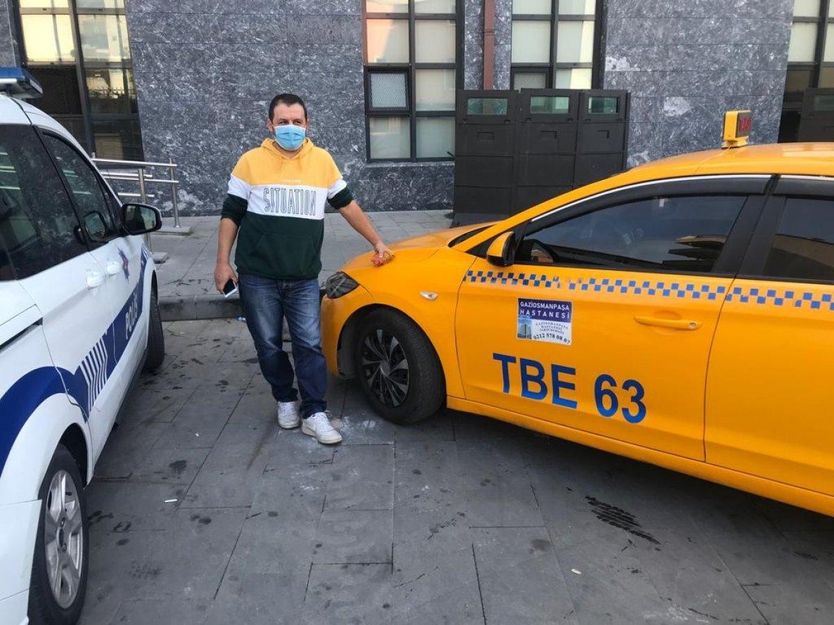 Bayrampaşa'daki taksici, aracında unutulan ziynet eşyalarını teslim etti