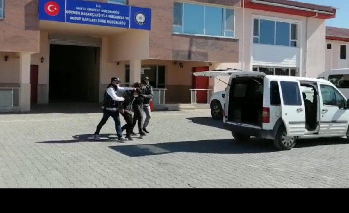 Van’da göçmen kaçakçılarının evinden 55 bin 900 lira çıktı