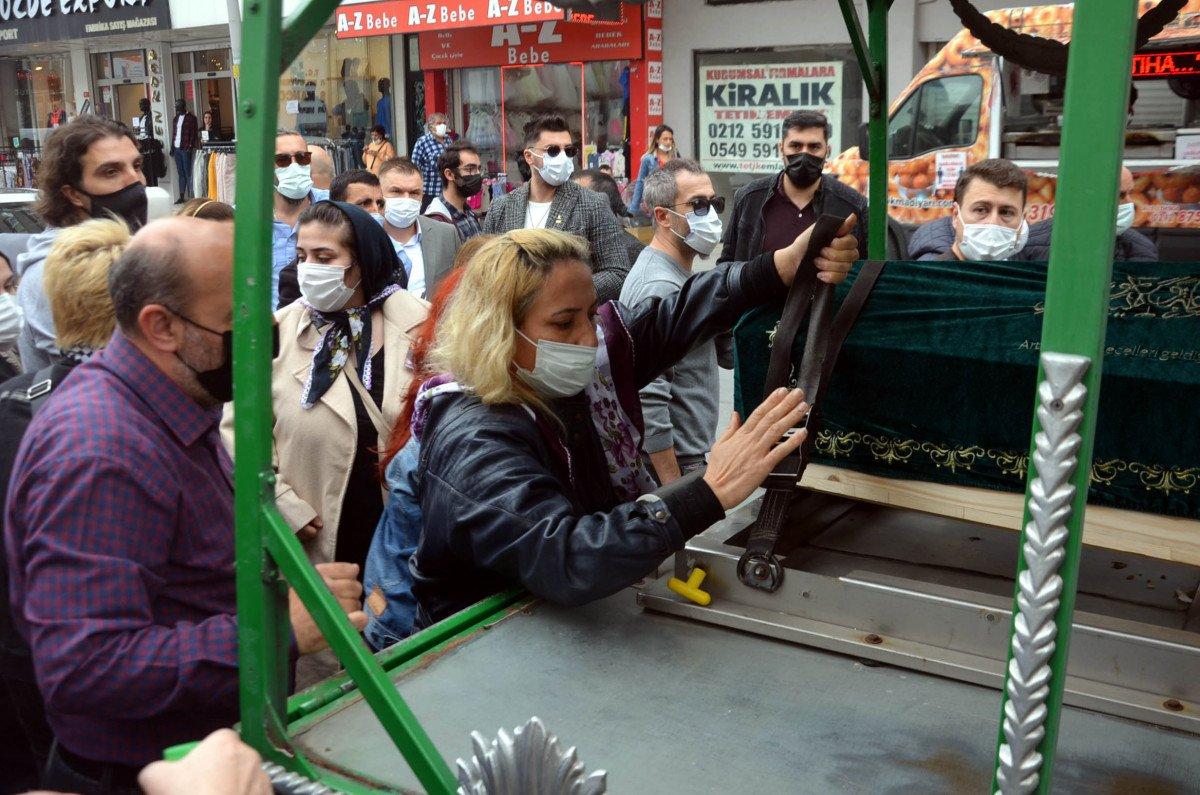 Avcılar'da öldürülen Esra Yıldız’ın tabutunu kadınlar taşıdı