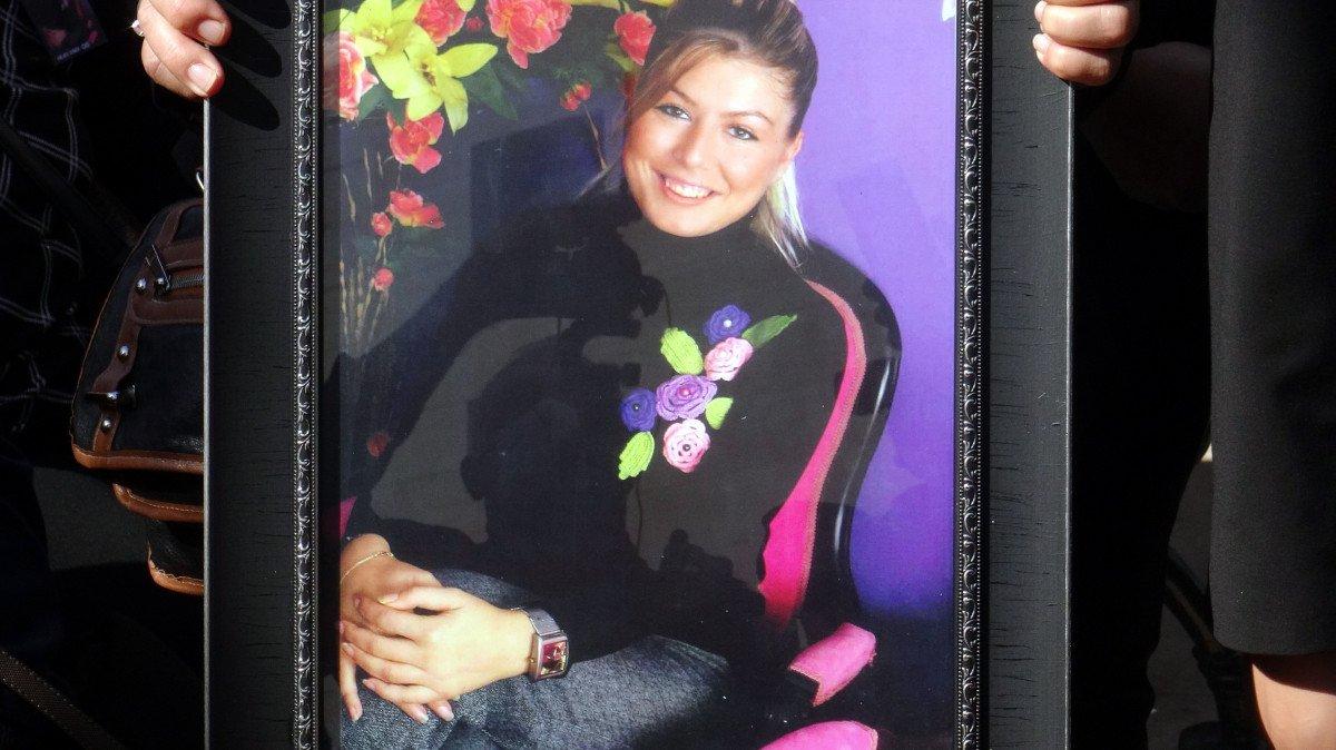 Avcılar'da öldürülen Esra Yıldız’ın tabutunu kadınlar taşıdı