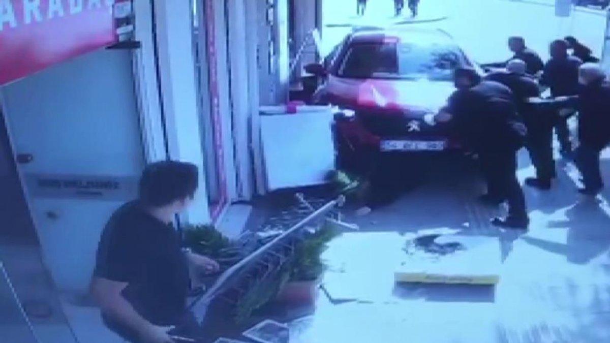 Sakarya'da kaldırımda yürüyen anne ve bebeğine otomobil çarptı