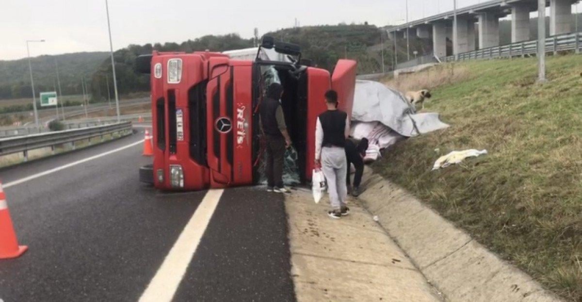 Kuzey Marmara Otoyolu’nda iplik yüklü tır devrildi