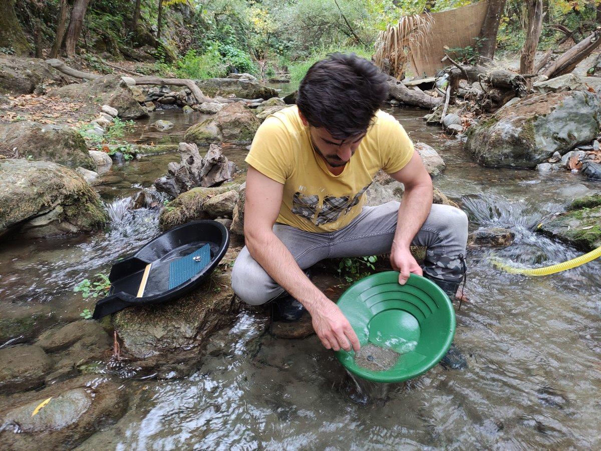 Bursa'daki altın avcıları, akan dereden toprak eleyerek servet biriktiriyor