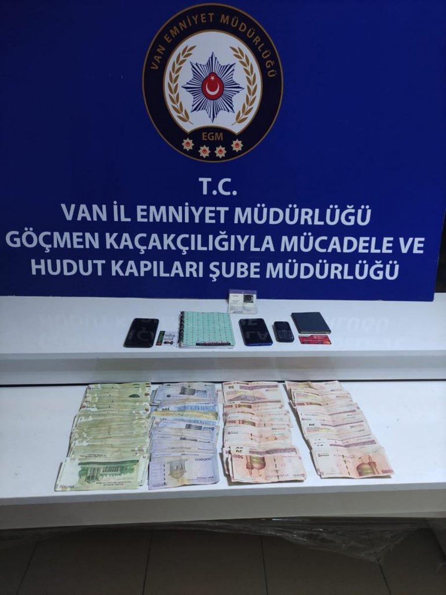 Van’da göçmen kaçakçılarının evinden 55 bin 900 lira çıktı