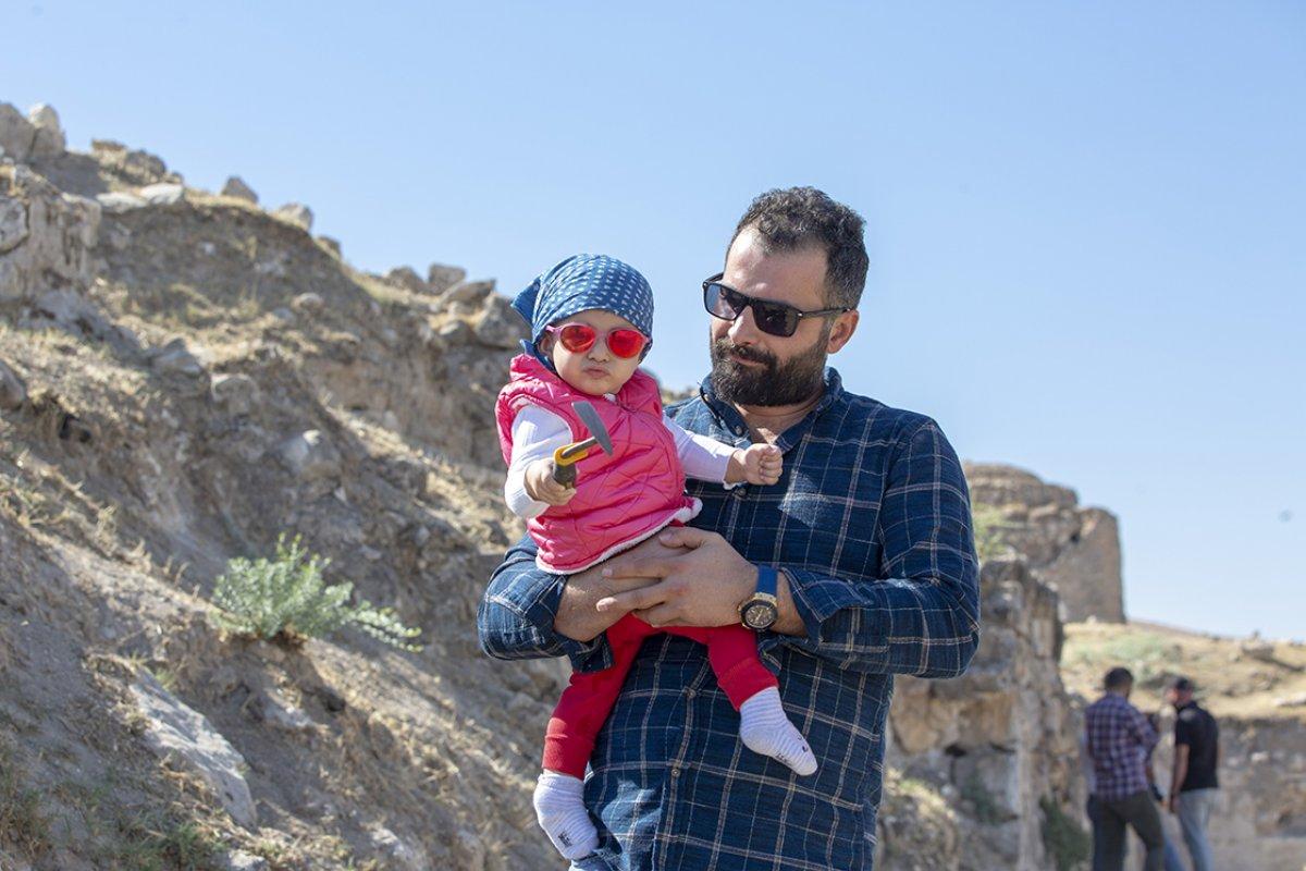 Hasankeyf kazı çalışmalarında Sarya bebek neşe kaynağı oldu