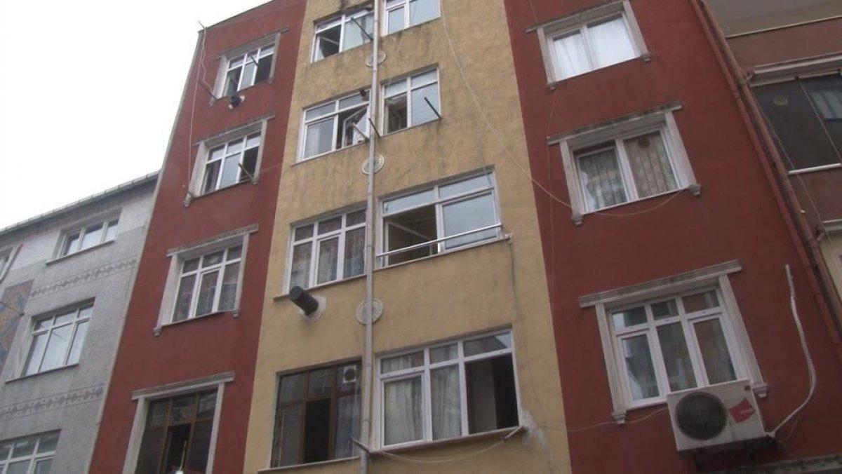 Esenler'de çıkan yangında mahsur kalan aile, çarşafla kurtarıldı