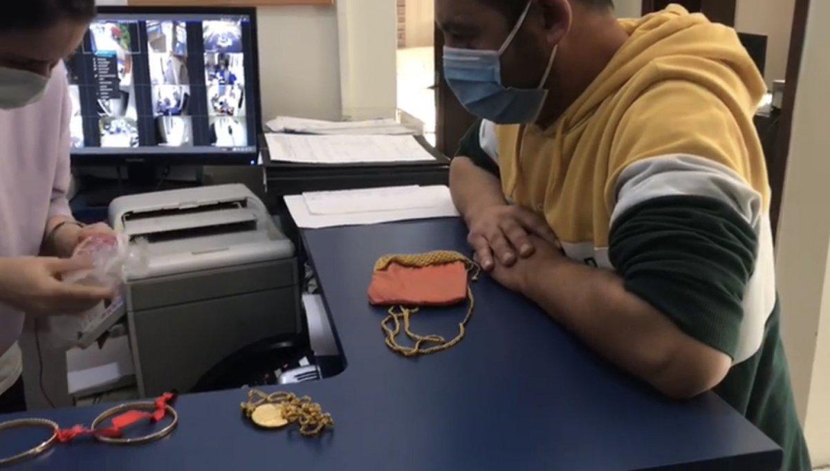 Bayrampaşa'daki taksici, aracında unutulan ziynet eşyalarını teslim etti