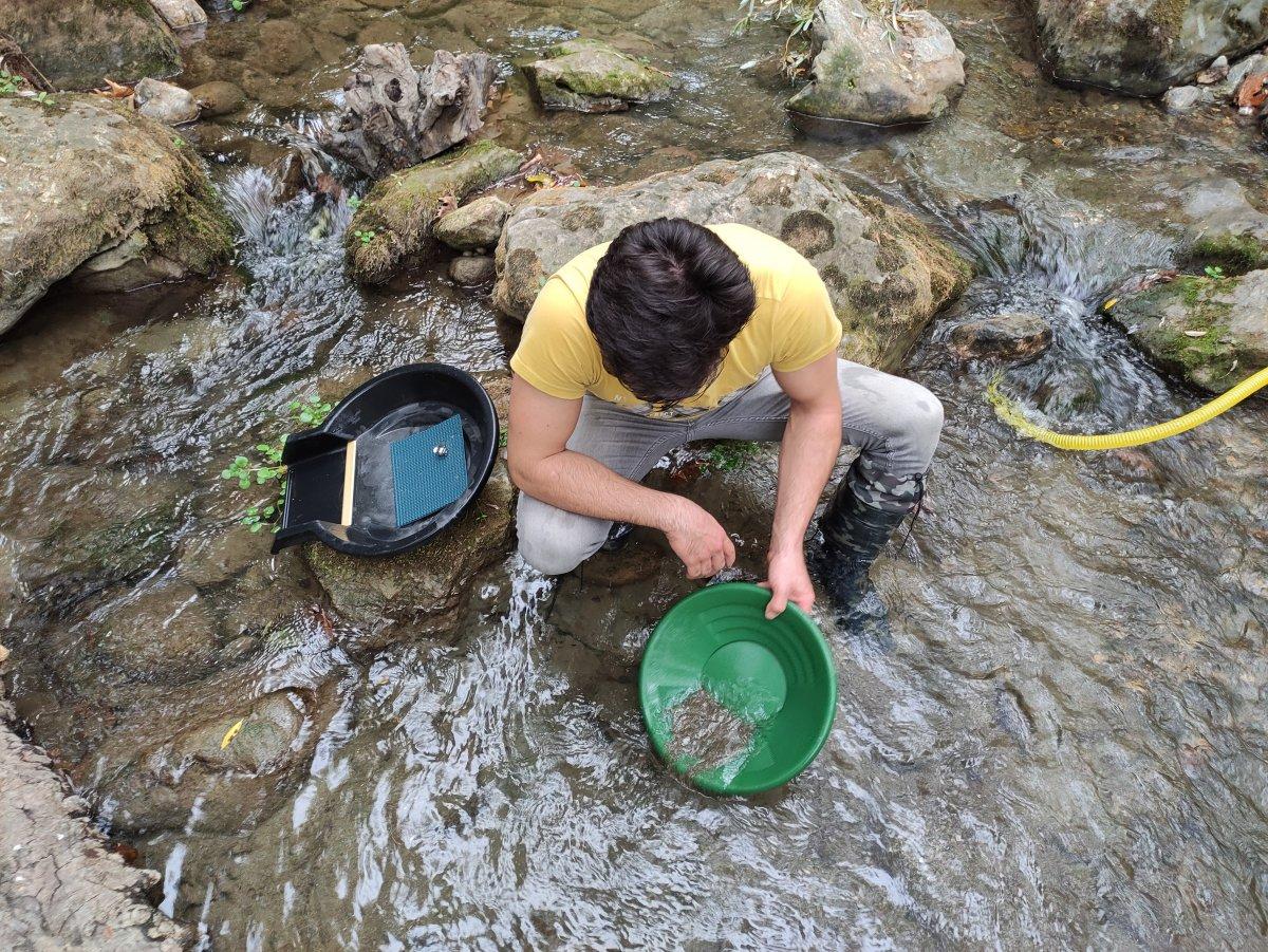 Bursa'daki altın avcıları, akan dereden toprak eleyerek servet biriktiriyor