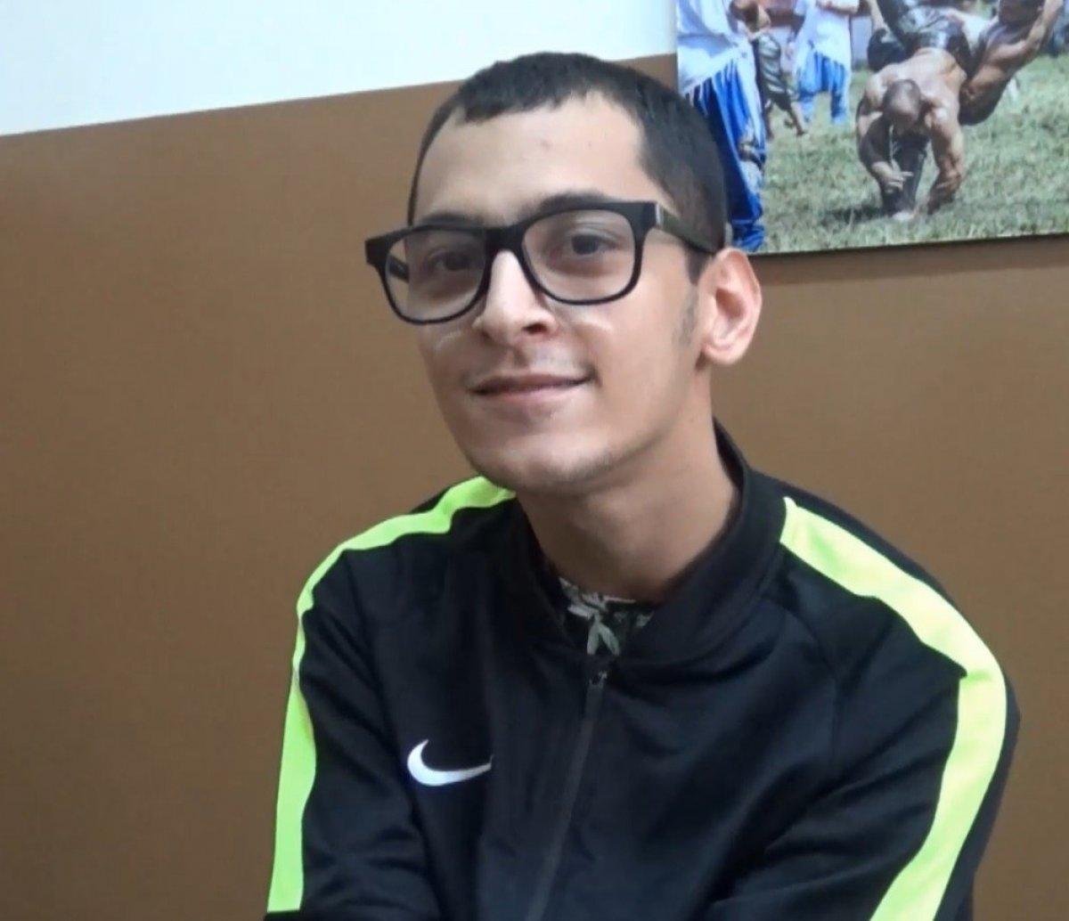 Edirneli serebral palsi hastası Berke, burnu ve ağzı ile 2 üniversite okuyor