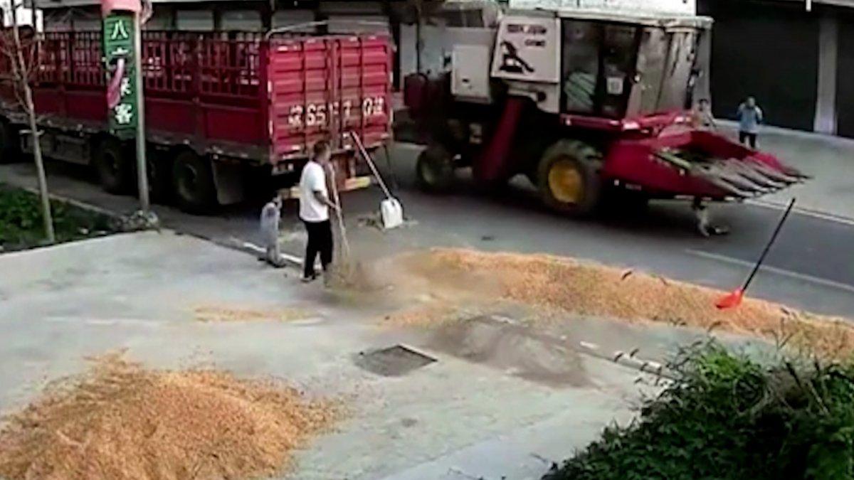 Çin'de biçerdöverin altında kalan çocuk, mucizeyle kurtuldu