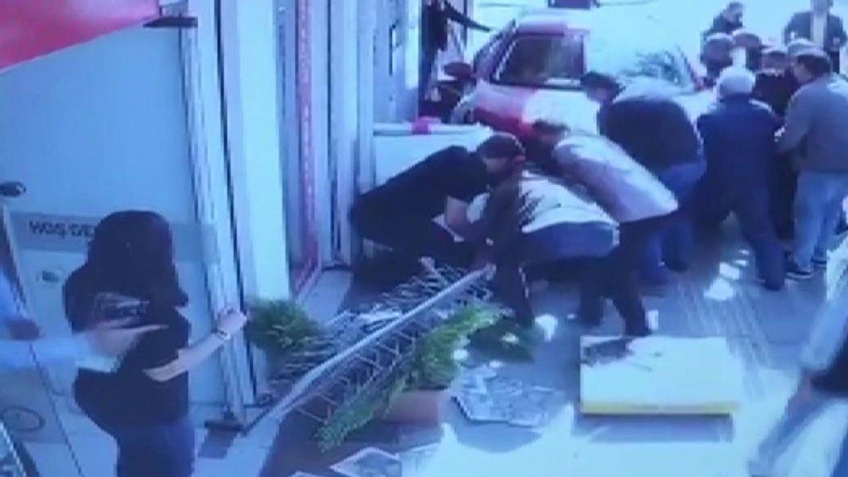 Sakarya'da kaldırımda yürüyen anne ve bebeğine otomobil çarptı