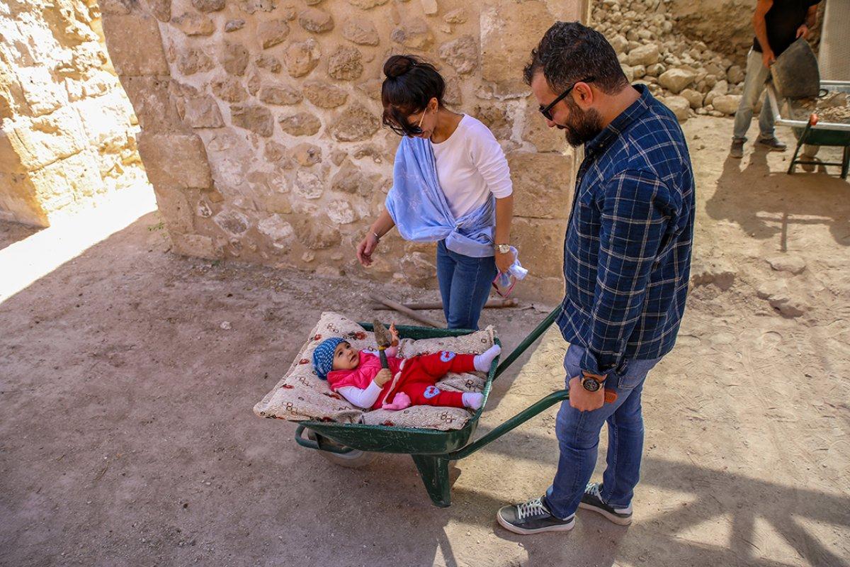 Hasankeyf kazı çalışmalarında Sarya bebek neşe kaynağı oldu