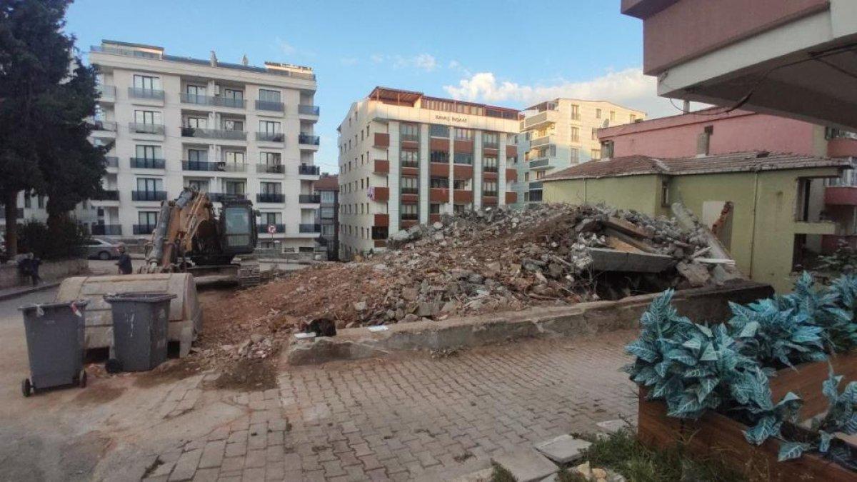 Kocaeli'de bina yıkımı sırasında patlamalar yaşandı