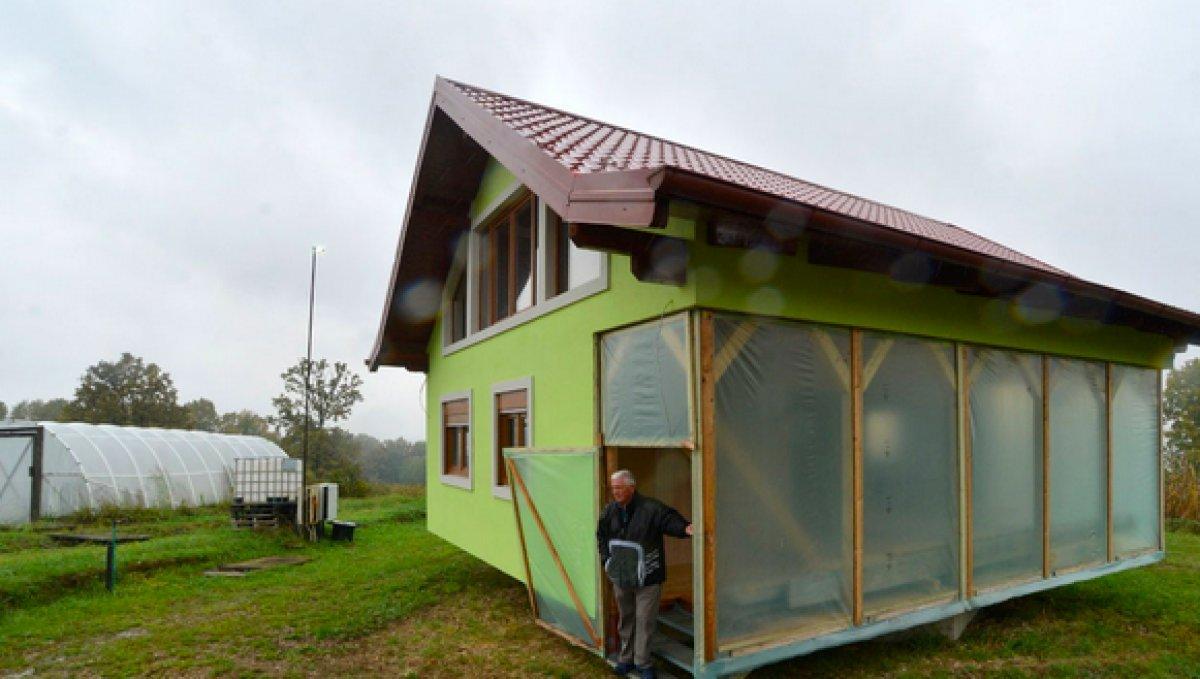 Bosna Hersek'te manzarayı beğenmeyen eşi için dönen ev yaptı