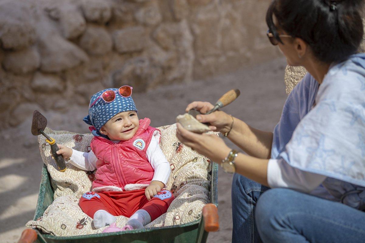 Hasankeyf kazı çalışmalarında Sarya bebek neşe kaynağı oldu