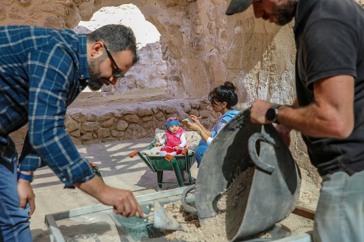 Hasankeyf kazı çalışmalarında Sarya bebek neşe kaynağı oldu