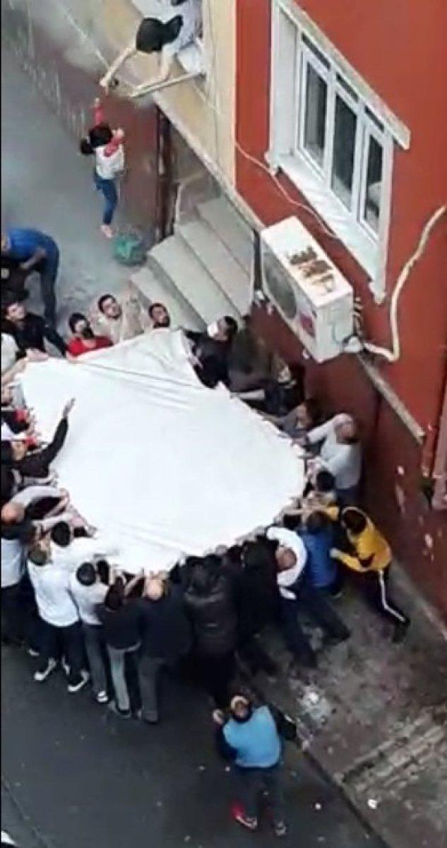 Esenler'de çıkan yangında mahsur kalan aile, çarşafla kurtarıldı