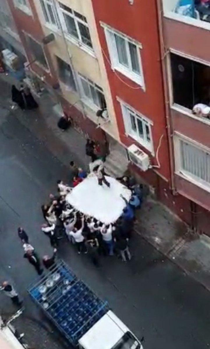 Esenler'de çıkan yangında mahsur kalan aile, çarşafla kurtarıldı