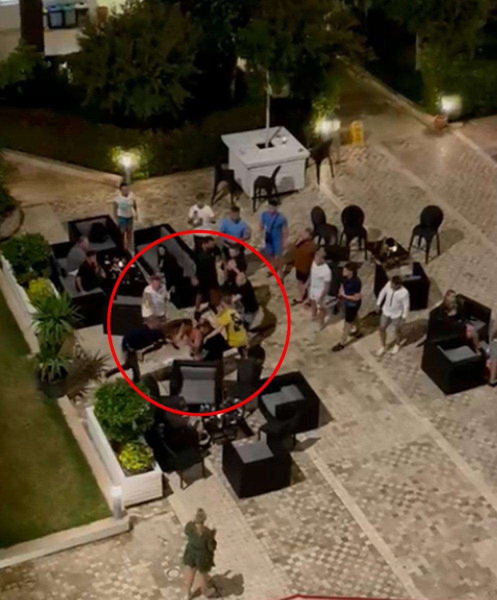 Antalya’da, Rus ve İngiliz turistler arasındaki 'kız arkadaşıma baktın' kavgası kamerada