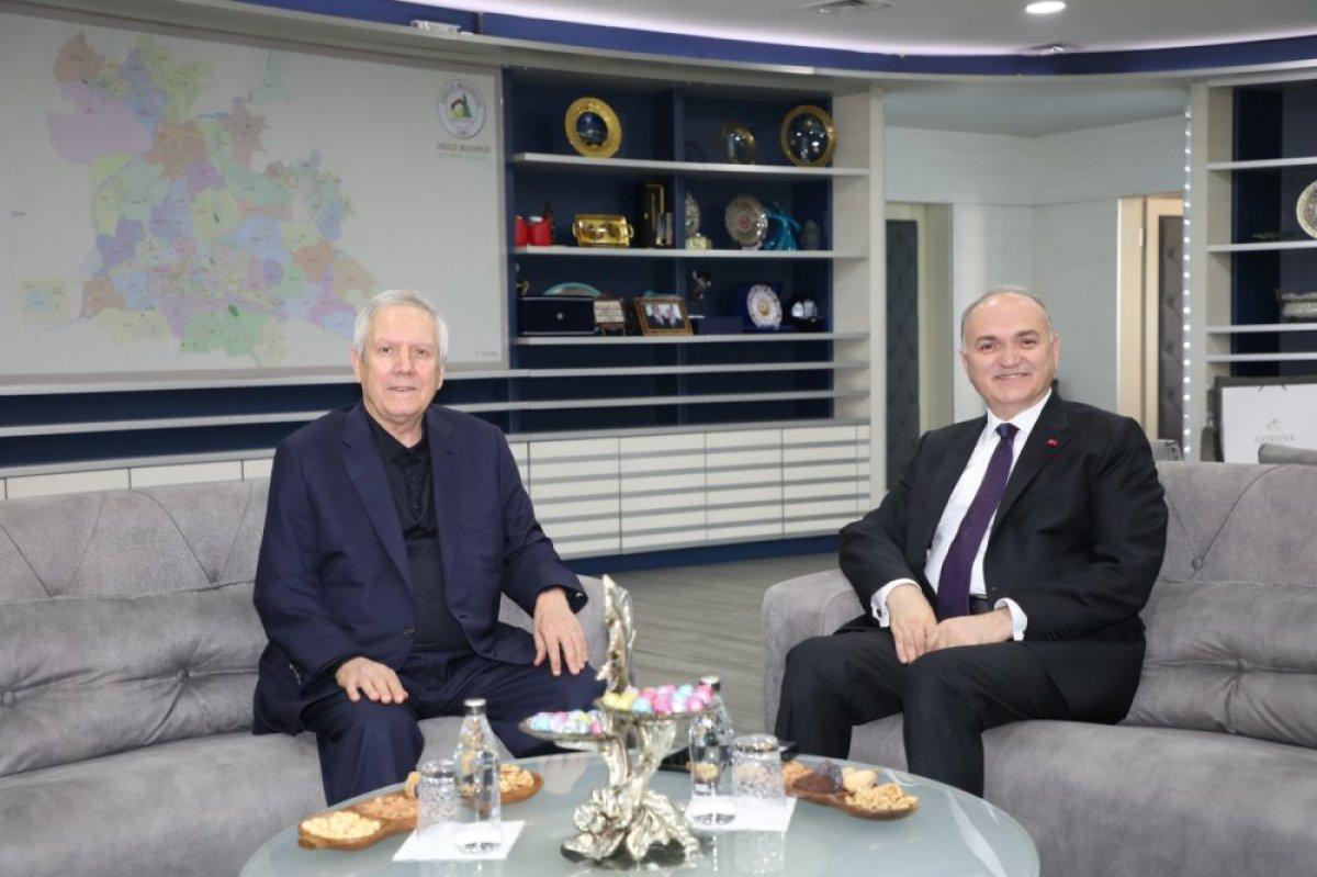 Aziz Yıldırım, isminin verildiği bulvarı gezdi