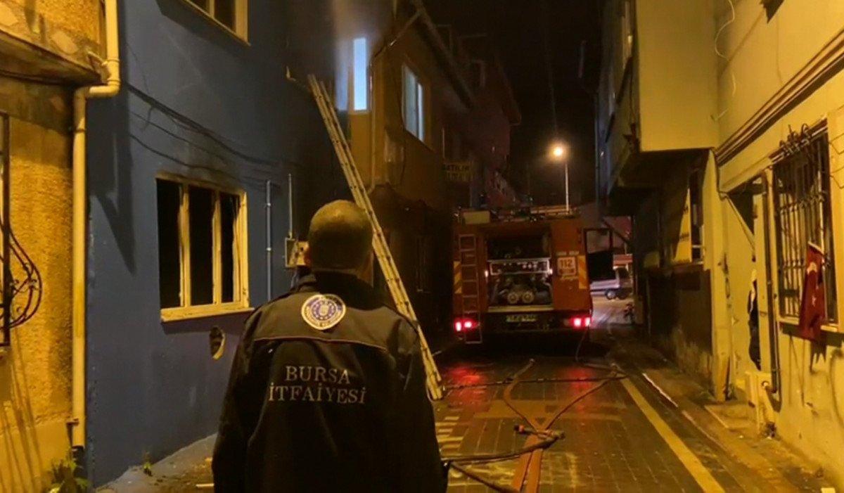 Bursa'da yangına müdahale eden itfaiye eri, Türk bayrağını yanmaktan kurtardı