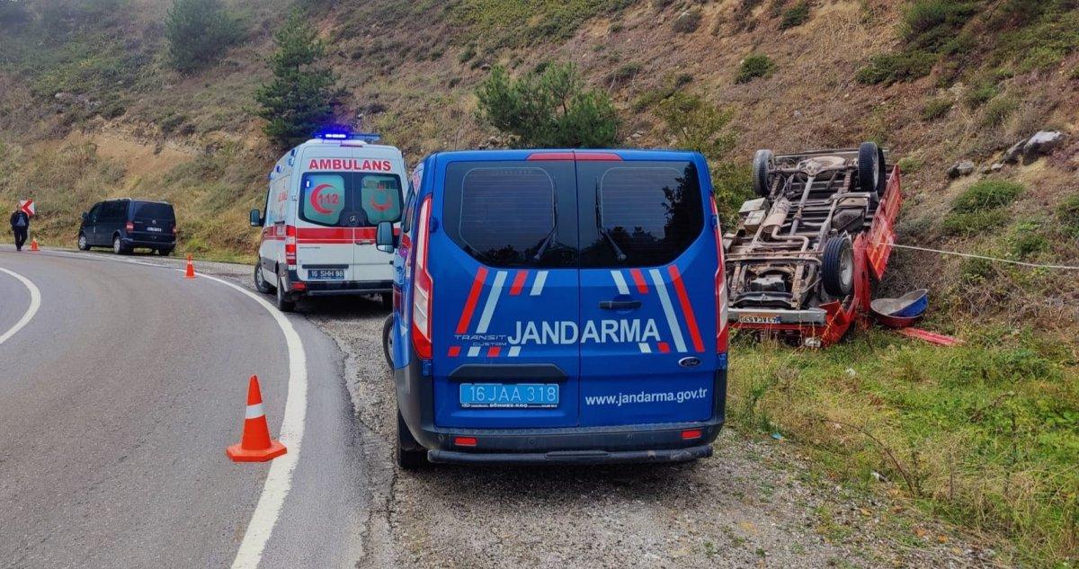 Bursa’da freni patlayan kamyonet, şarampole yuvarlandı