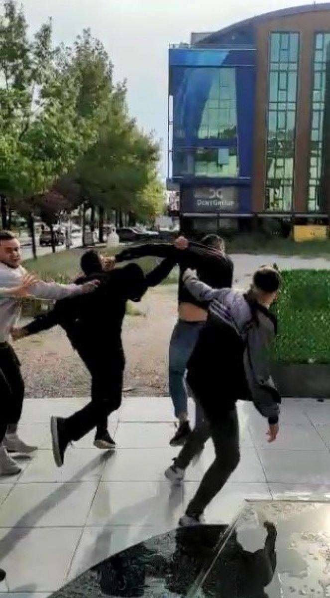 Kocaeli'deki güzellik merkezi ortakları, yumruklarla birbirini darbetti