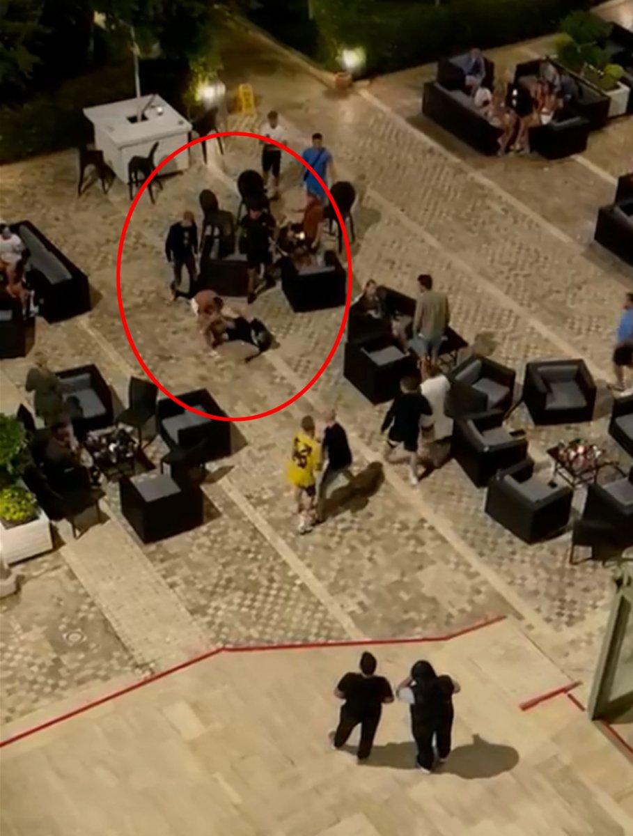 Antalya’da, Rus ve İngiliz turistler arasındaki 'kız arkadaşıma baktın' kavgası kamerada