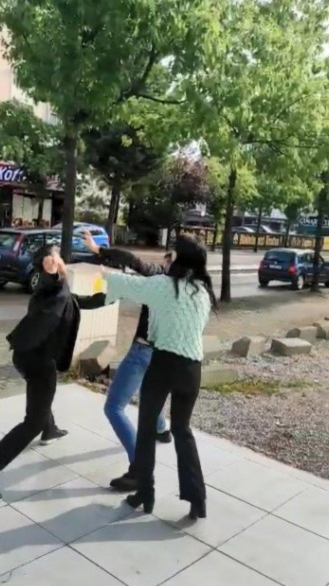 Kocaeli'deki güzellik merkezi ortakları, yumruklarla birbirini darbetti