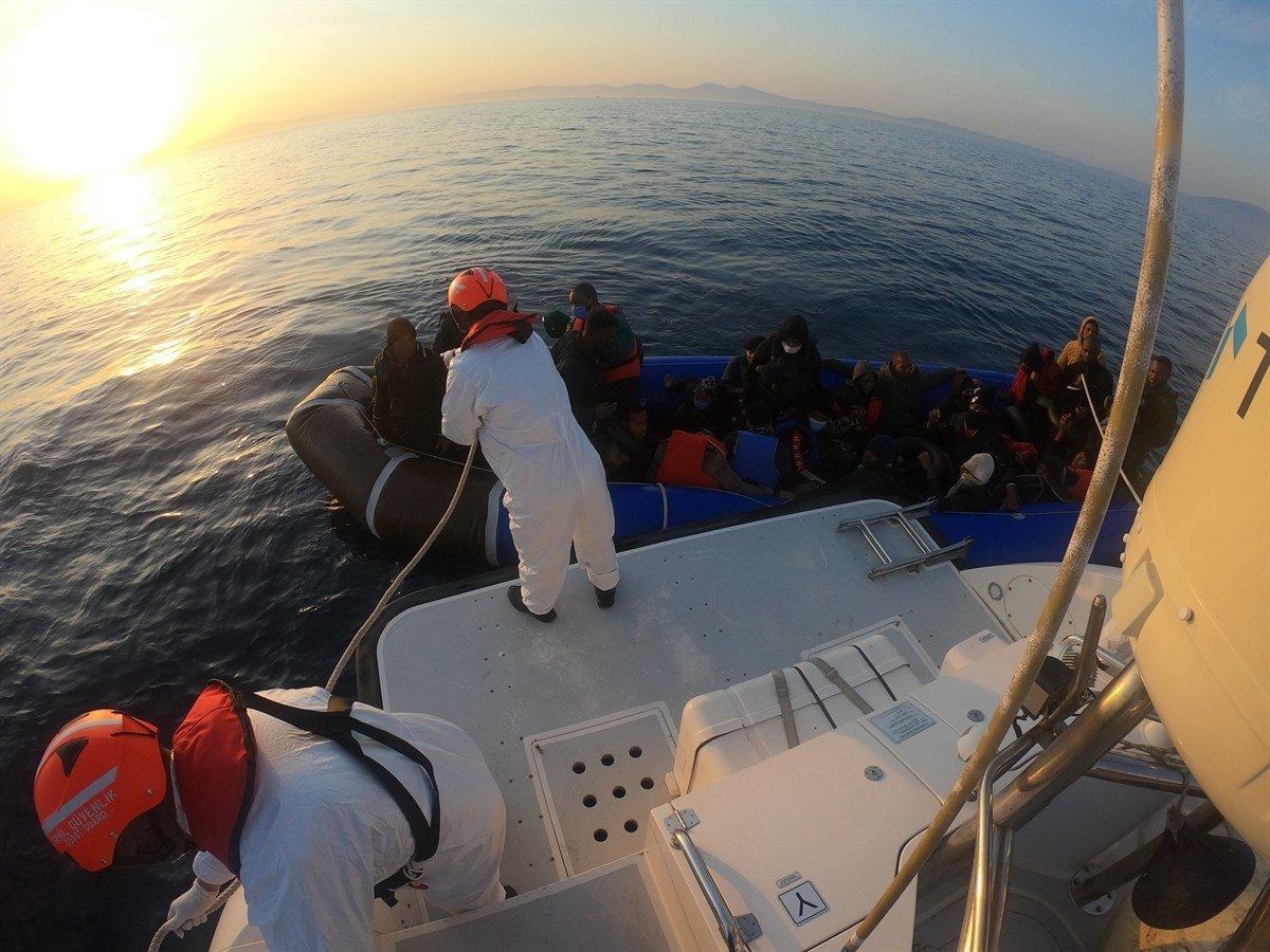 İzmir'de 100 göçmen kurtarıldı