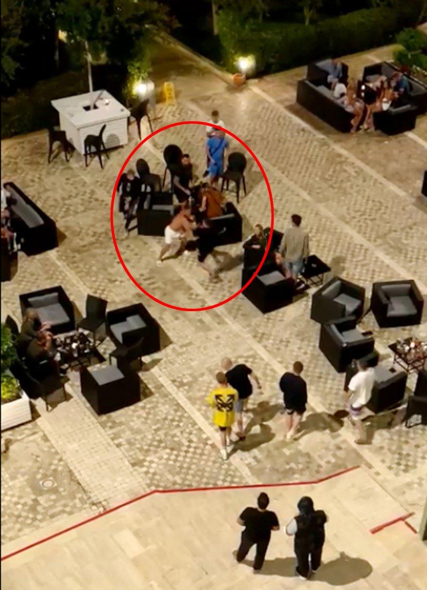 Antalya’da, Rus ve İngiliz turistler arasındaki 'kız arkadaşıma baktın' kavgası kamerada