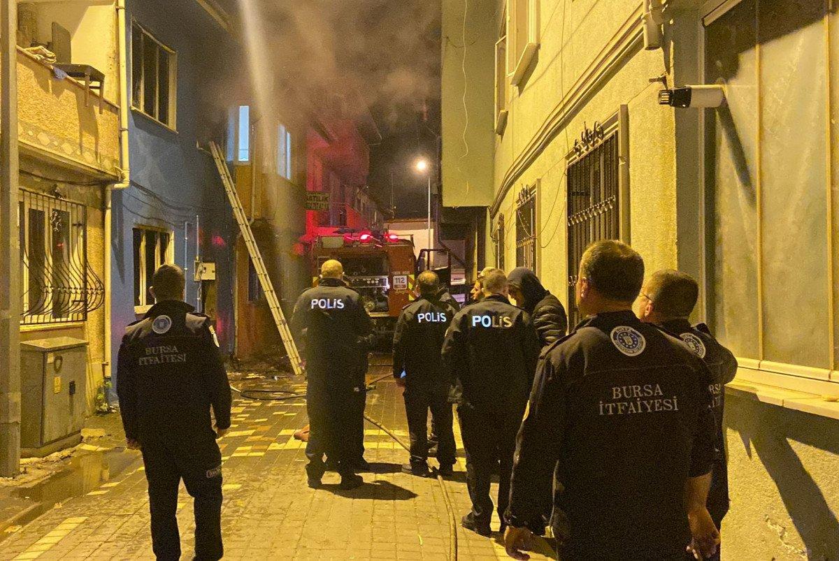 Bursa'da yangına müdahale eden itfaiye eri, Türk bayrağını yanmaktan kurtardı