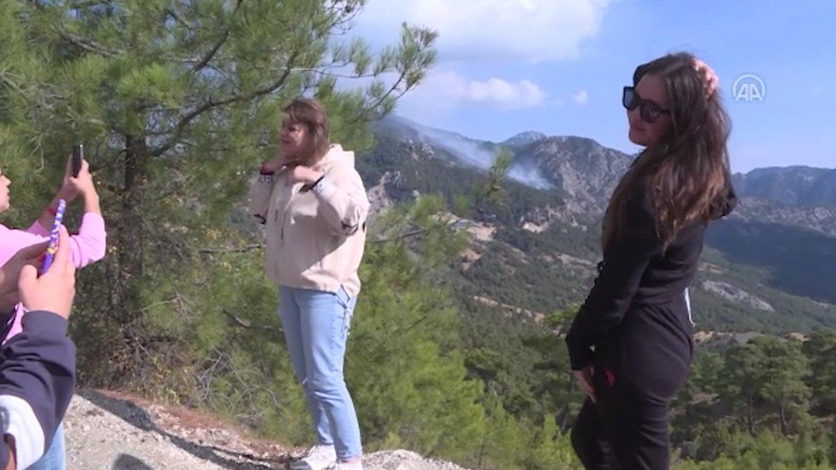 Antalya’da turistler, ‘yangın manzaralı’ fotoğraflar çektirdi