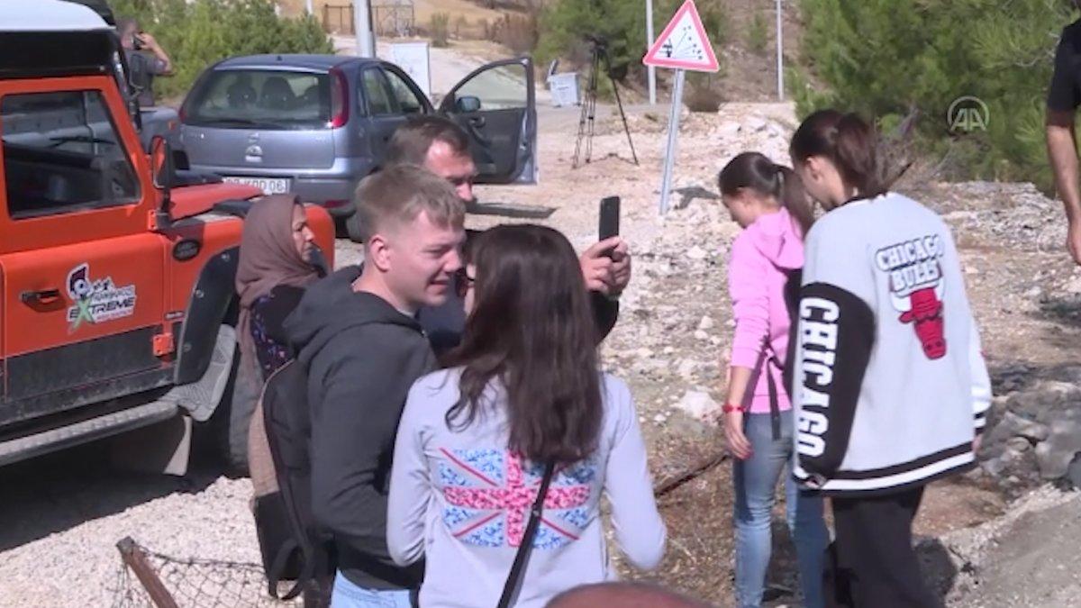 Antalya’da turistler, ‘yangın manzaralı’ fotoğraflar çektirdi